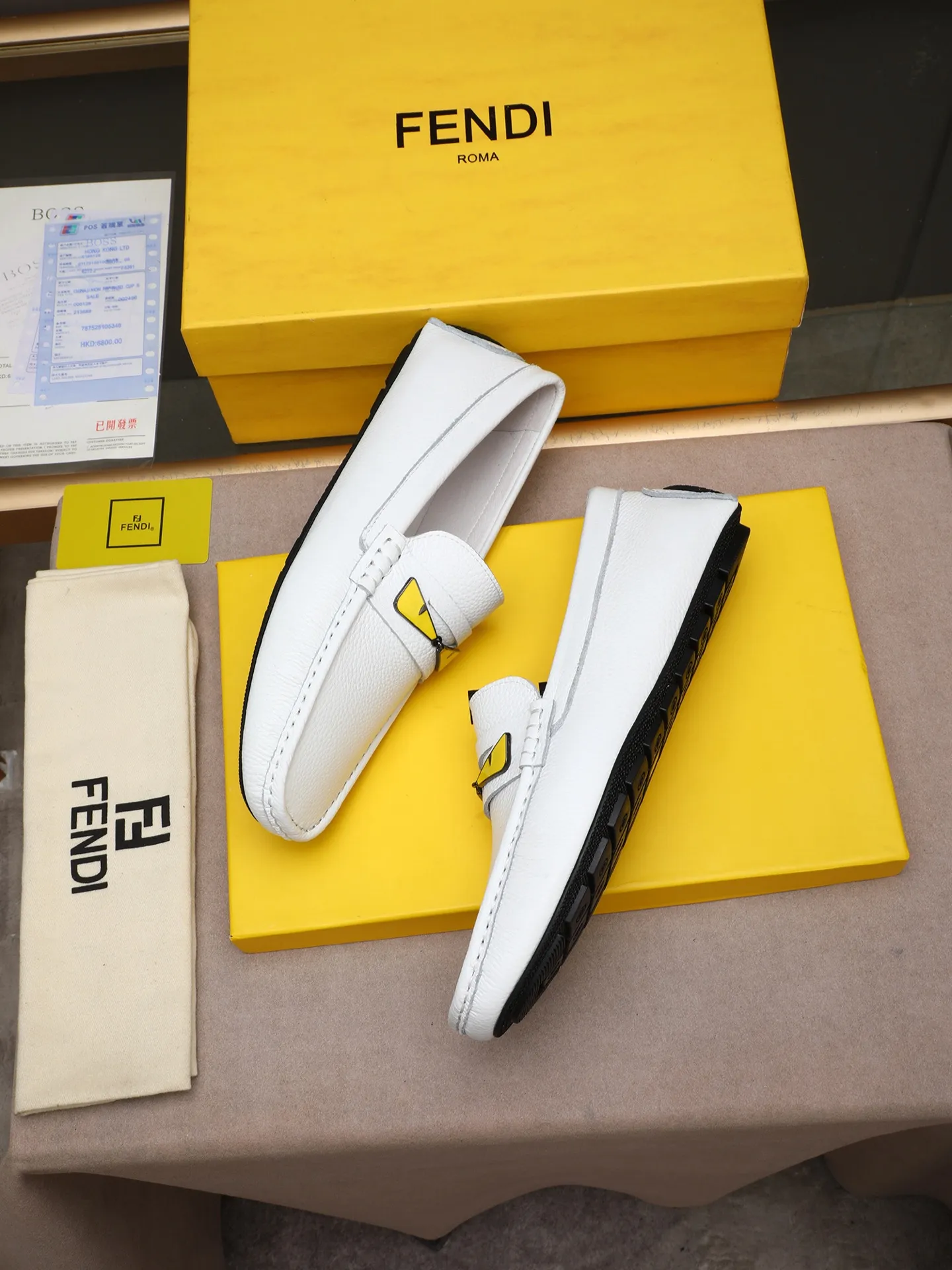 Men's shoes 💰400💰[FENDI] The little monster of Fendi F family, which is popular all over the world, is coming in a big way, the latest color, driving slip-on loafers, avant-garde and versatile fashion men's shoes, bun shoes, bean shoes👌👌👌 Private mold opening, 1:1 reproduction... The upper is made of first-layer cowhide, and the first-layer pigskin lining... is extremely comfortable, fashionable, simple, atmospheric and personalized [color] The side of the shoe is more refined, and the overall effect is handsome [ Turn in a circle][Turn in a circle]💭This hardware monster with eyes is not the popular version on the market🚳🚳Compared with the old model, it is more trendy, eye-catching and more classy🔰This summer, the little monster will subvert the old ideas and share the fashion with you🔱A must-have for fashionistas! Must keep it for yourself! Online outsole, high-end quality workmanship. Color: black, blue, white, red. Matching code: 38-44 (45 46 47 customized) (standard leather shoe size)